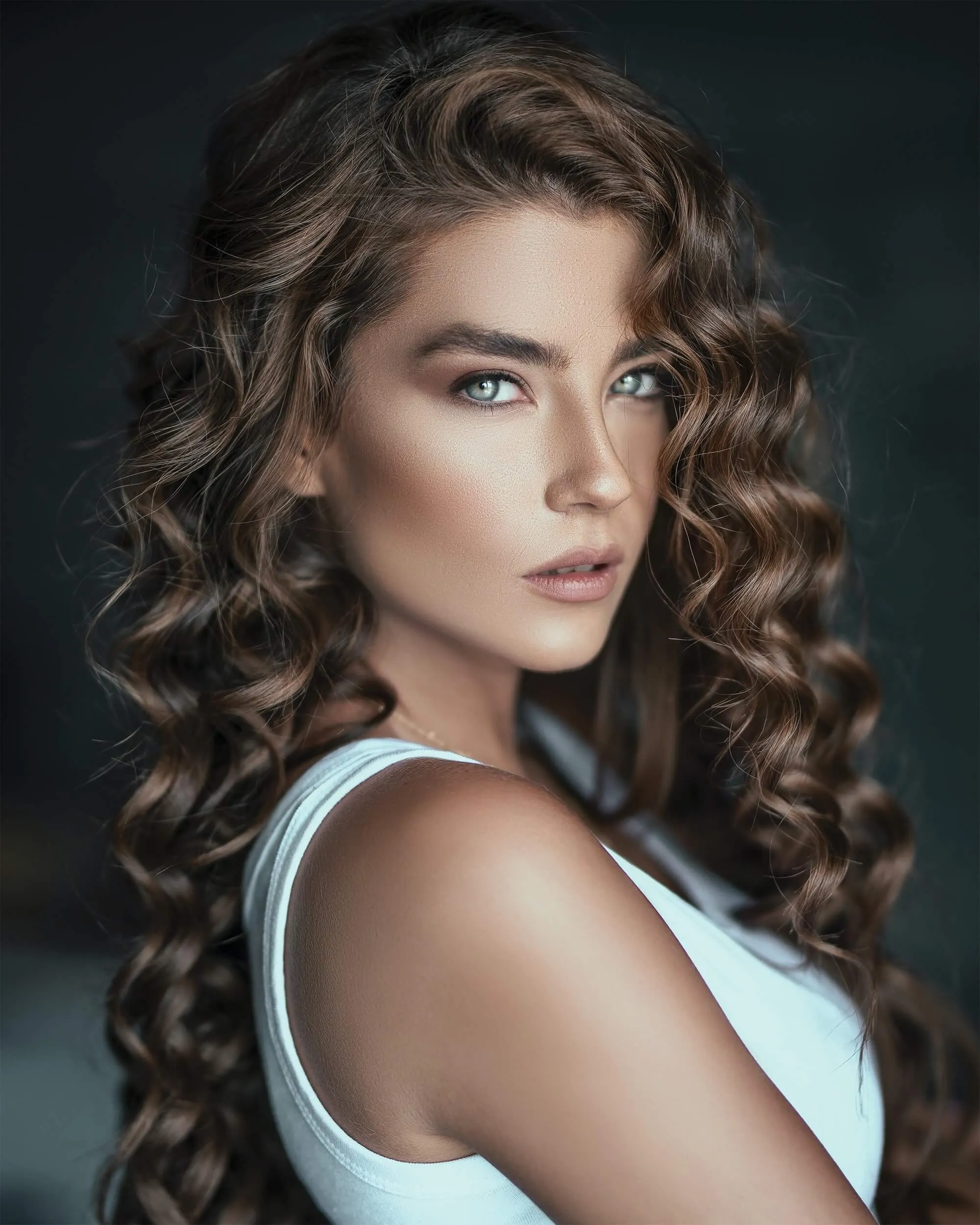 Modelka z długimi, kręconymi włosami — salon fryzjerski Cosmetics Park w Rybniku